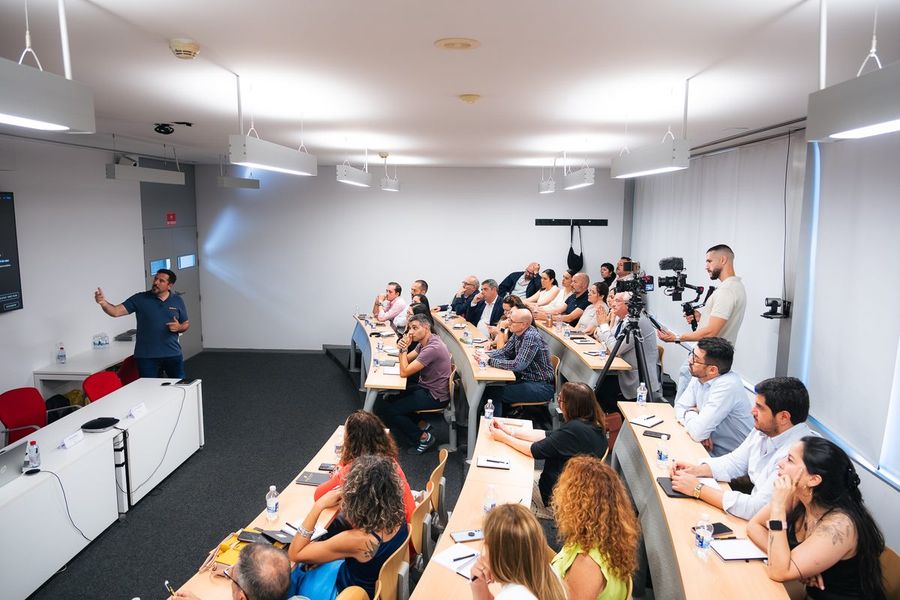 Sala llena en una sesión presencial de Amurai sobre precios